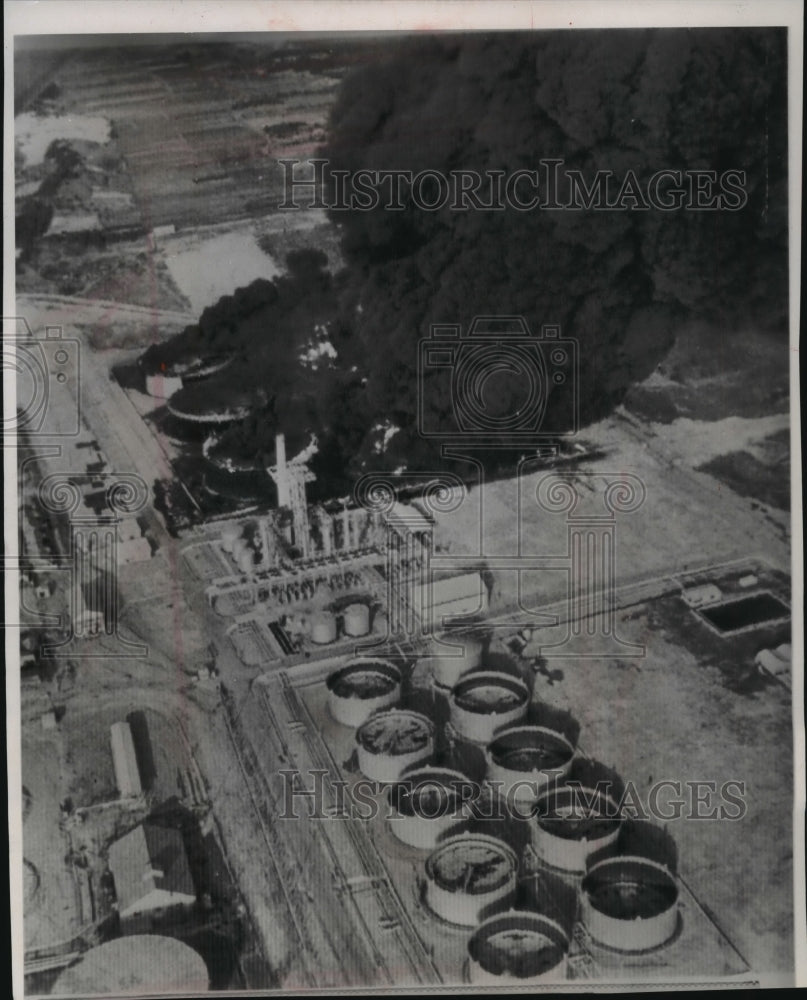 1964 Press Photo Smoke pours from burning oil tanks in Japan after an earthquake- Historic Images