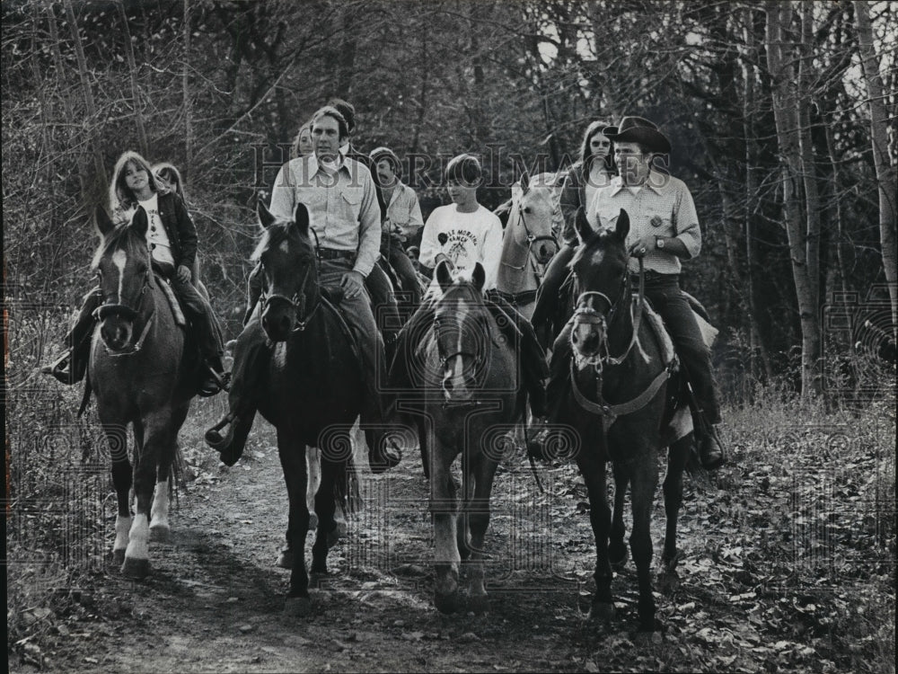 1974 Press Photo William D. Dyke, republican gubernatorial candidate, on horses