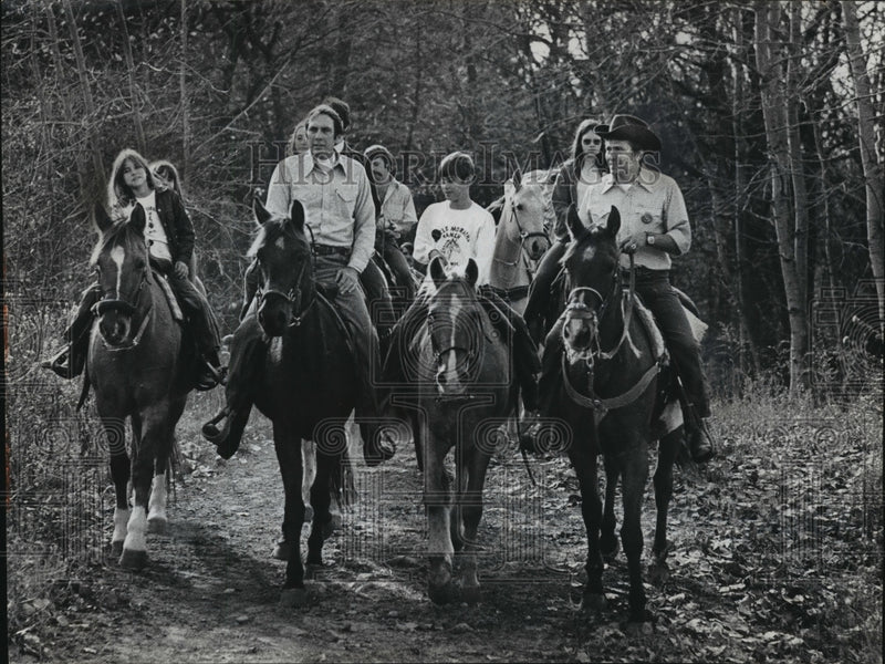Load image into Gallery viewer, 1974 Press Photo William D. Dyke, republican gubernatorial candidate, on horses
