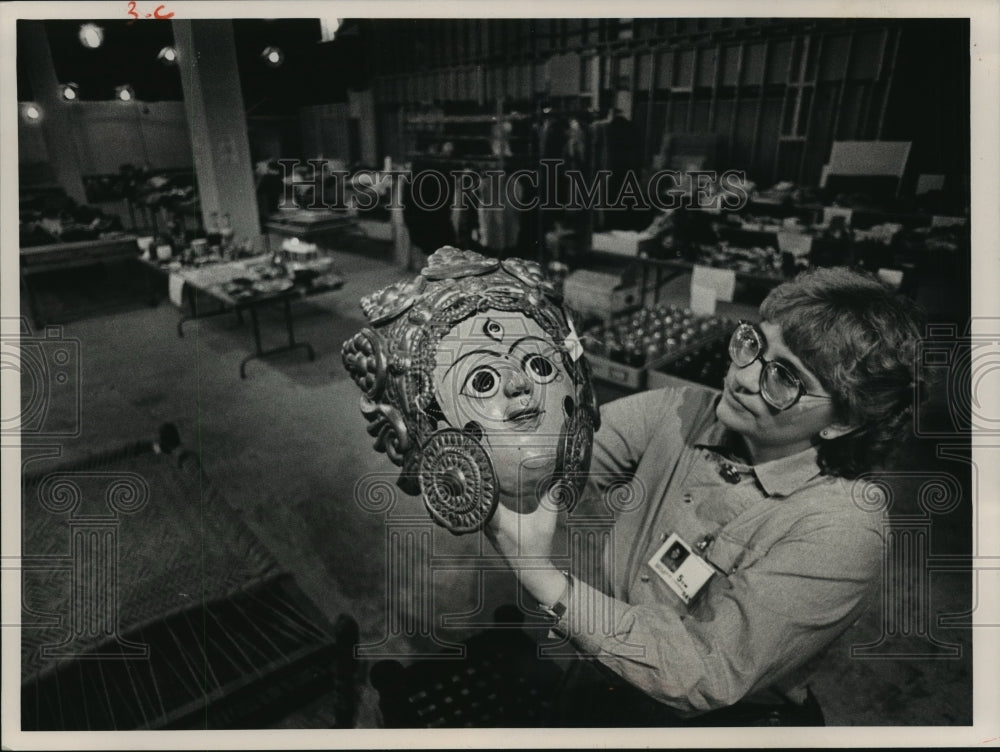 1989 Press Photo Anita Baerg-Vatndal examines a mask at the Milwaukee Museum- Historic Images