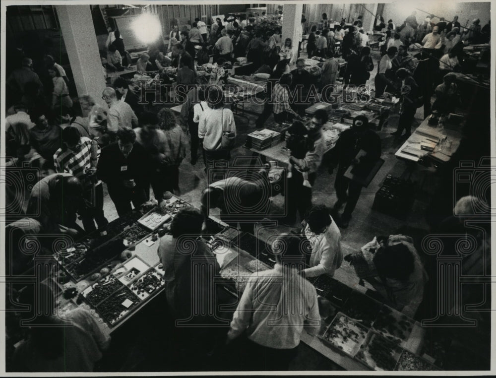 1989 Press Photo People shop during a special sale at the Milwaukee Museum- Historic Images