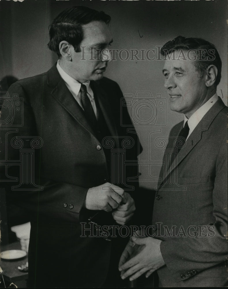 1970 Press Photo William D. Dyke, Mayor of Madison Wisconsin, with visitor- Historic Images