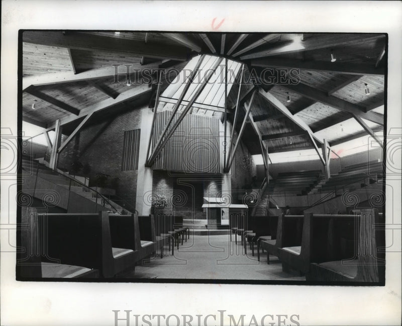 Load image into Gallery viewer, 1975 Press Photo The light effects of Elmbrook Church, Brookfield, Wisconsin
