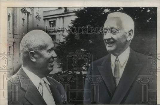1958 Press Photo Cyrus Eaton industrialist visiting with another man - mja98888