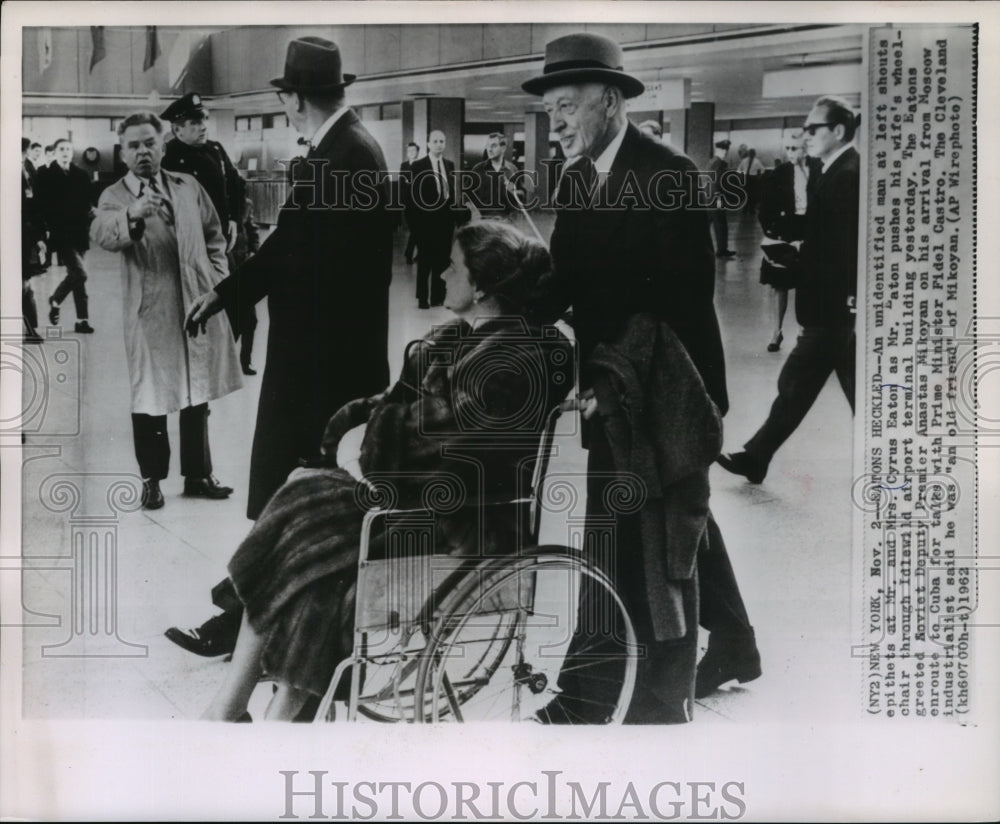 1962 Press Photo Man Shouting at Mr. & Mrs. Eaton in the Idlewild Airport