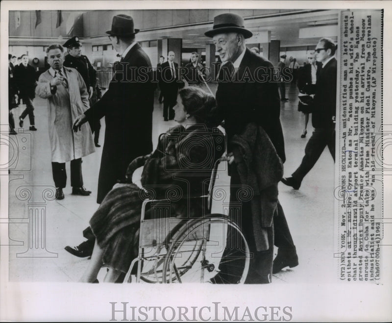 Load image into Gallery viewer, 1962 Press Photo Man Shouting at Mr. &amp; Mrs. Eaton in the Idlewild Airport
