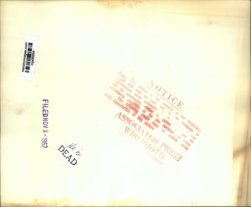 1962 Press Photo Man Shouting at Mr. & Mrs. Eaton in the Idlewild Airport