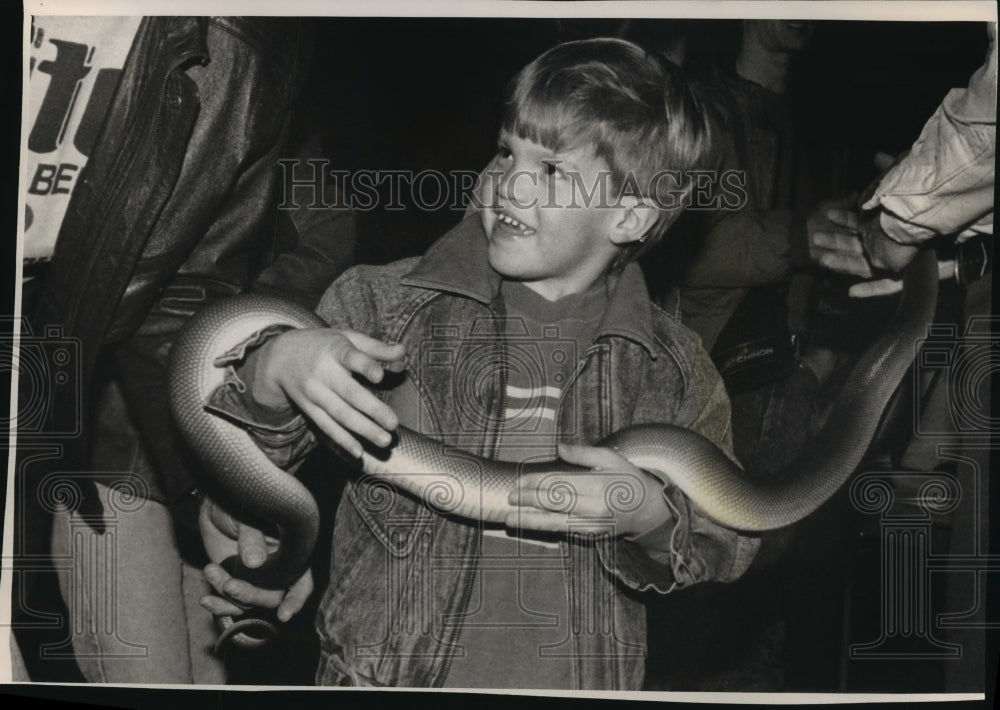 1994 Press Photo Tom Brzezenski and python at Milwaukee Public Museum Snake Day- Historic Images