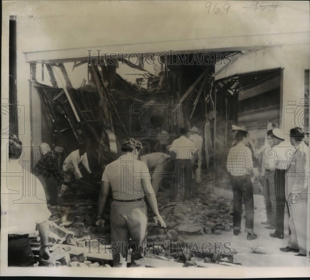 1952 Press Photo Volunteer workers search for victims after earthquake in Calif.