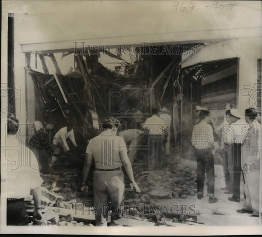 1952 Press Photo Volunteer workers search for victims after earthquake in Calif.