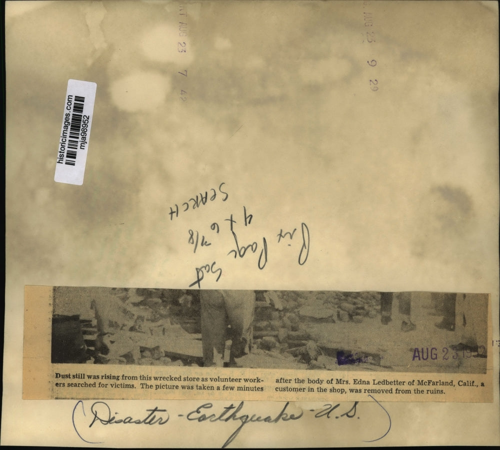 1952 Press Photo Volunteer workers search for victims after earthquake in Calif.