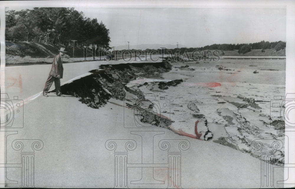 1957 Press Photo Boulevard along Lake Merced broke off from earthquake, Calif.- Historic Images