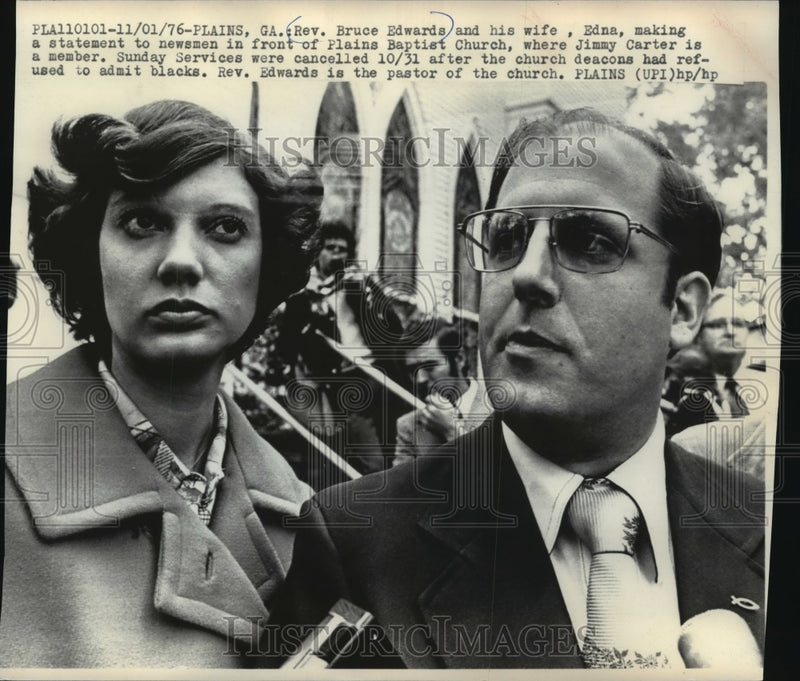 Load image into Gallery viewer, 1976 Press Photo Rev. Bruce Edwards and wife with press at Plains Baptist Church
