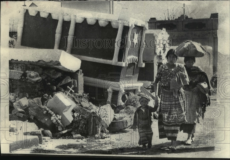 Load image into Gallery viewer, 1976 Press Photo Women and child after an earthquake in San Pedro, Guatemala
