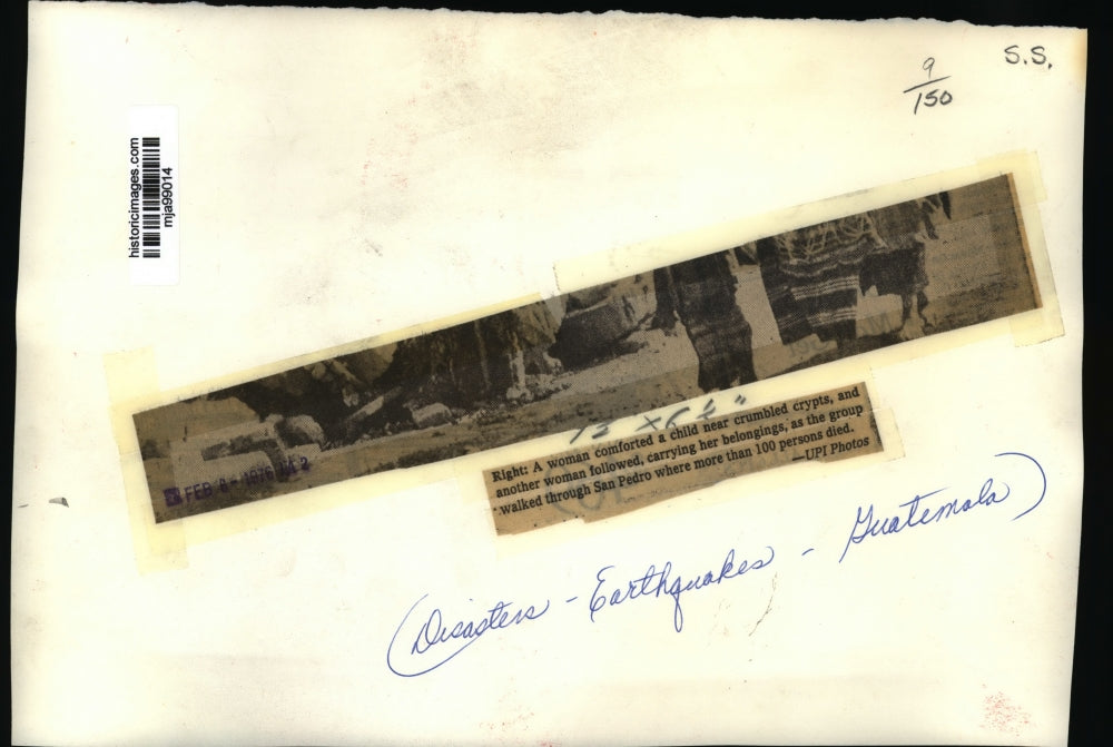 1976 Press Photo Women and child after an earthquake in San Pedro, Guatemala