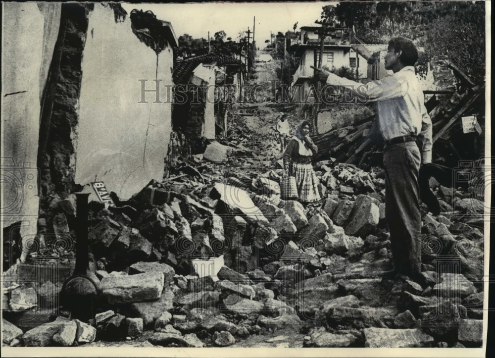 1976 Press Photo Residents looking at remains in Guatemala after an earthquake