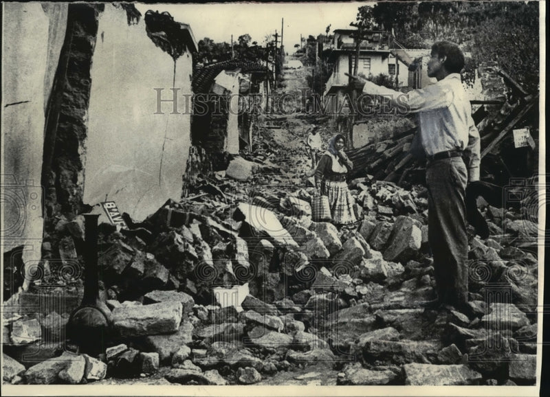 Load image into Gallery viewer, 1976 Press Photo Residents looking at remains in Guatemala after an earthquake
