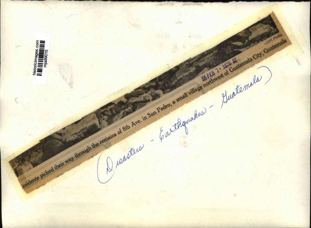 1976 Press Photo Residents looking at remains in Guatemala after an earthquake