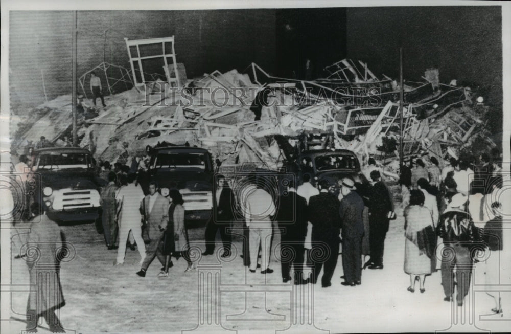 1957 Press Photo Spectators watch rescue workers dig for victims in Mexico City.- Historic Images