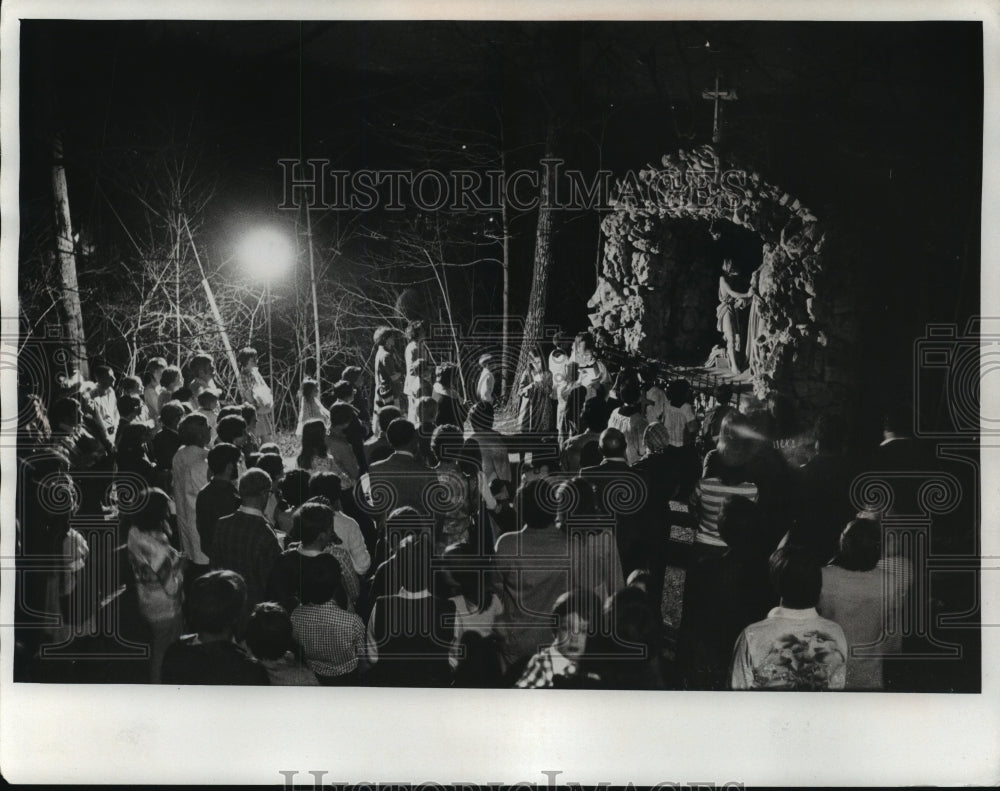 1976 Press Photo Participants in Good Friday Easter services at Holy Hill.- Historic Images