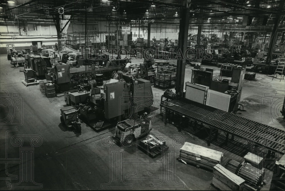 1980 Press Photo Edgerton, Wisconsin work winding down at the Dana Corporation.