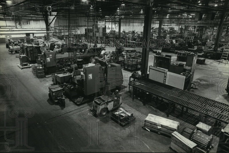 Load image into Gallery viewer, 1980 Press Photo Edgerton, Wisconsin work winding down at the Dana Corporation.

