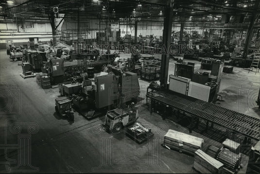 1980 Press Photo Edgerton, Wisconsin work winding down at the Dana Corporation.