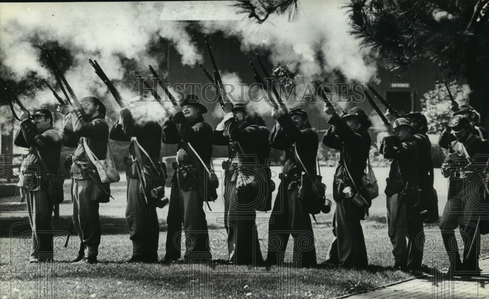 1982 Press Photo Marksmanship Squad at Old World Wisconsin Fire 21-gun Salute- Historic Images