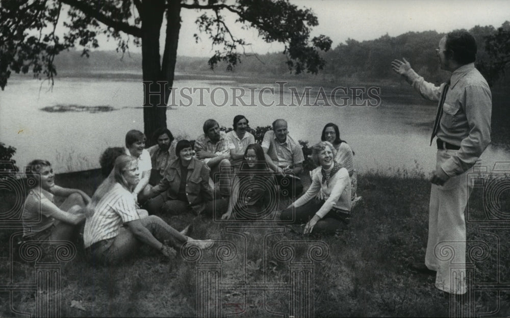 1976 Press Photo Steven Stearns Talks to Interns in Rain at Old World Wisconsin- Historic Images