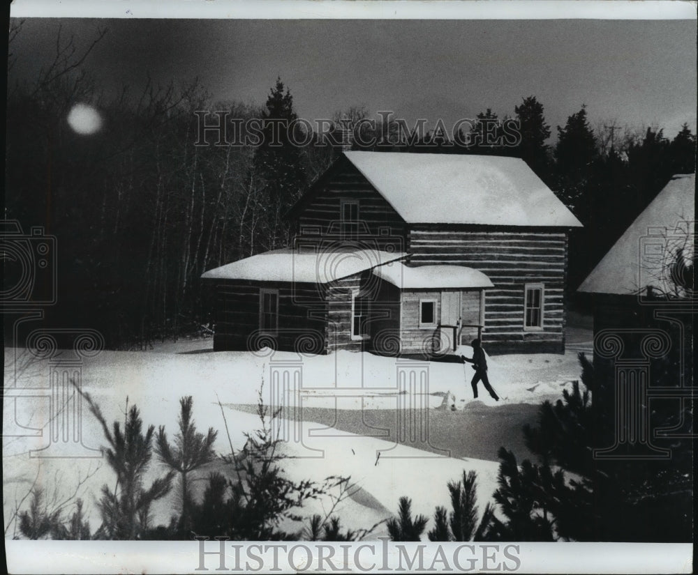 1978 Press Photo Skier skiing near Rankinen house of Old World Wisconsin- Historic Images