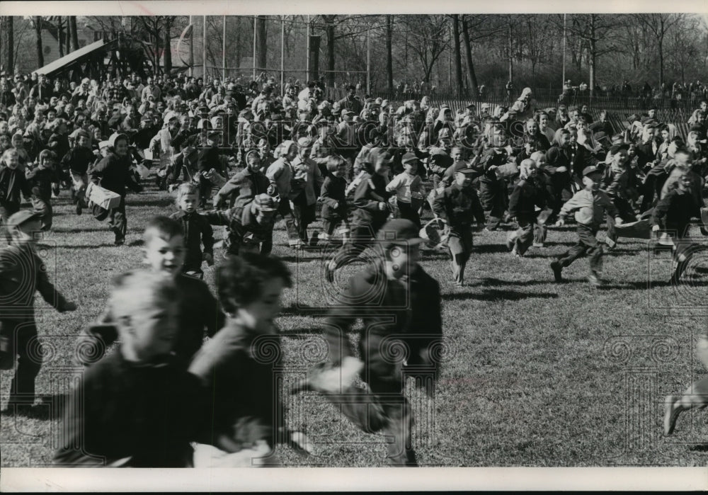 1955 Press Photo Group of Kids Run For Easter Eggs at William McGovern Park- Historic Images