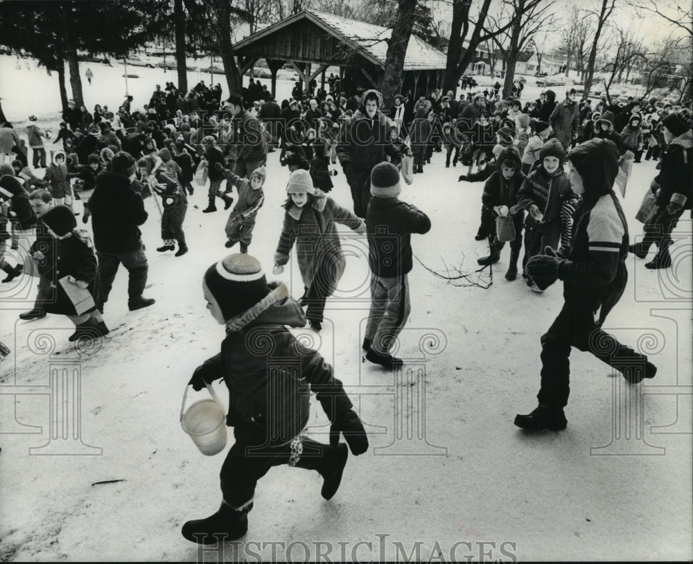 1975 Press Photo Kids Search for Easter Eggs in Horeb Spring Park Waukesha