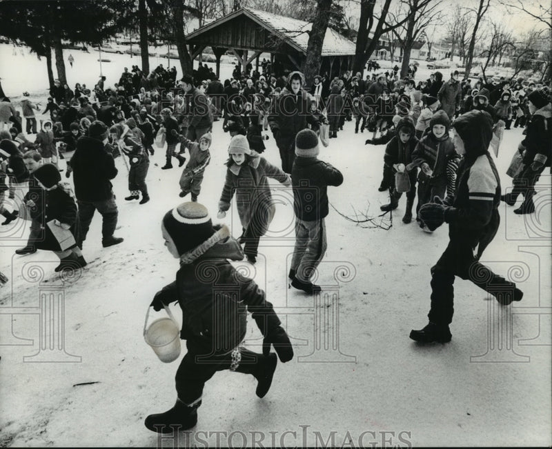 Load image into Gallery viewer, 1975 Press Photo Kids Search for Easter Eggs in Horeb Spring Park Waukesha
