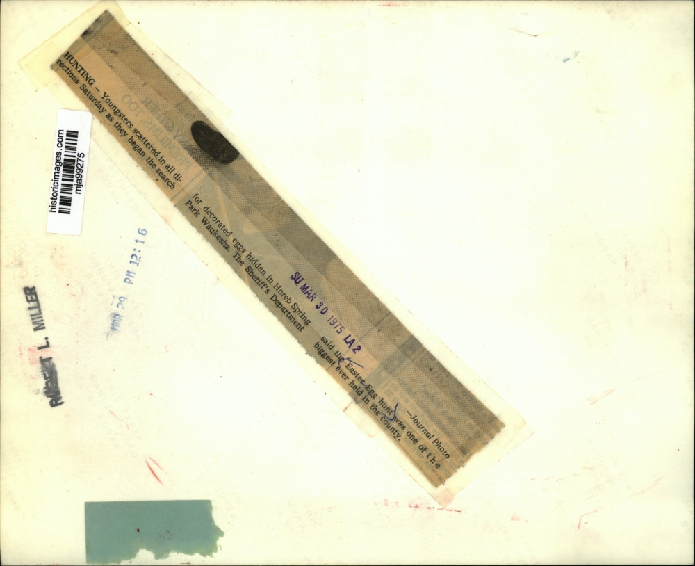 1975 Press Photo Kids Search for Easter Eggs in Horeb Spring Park Waukesha