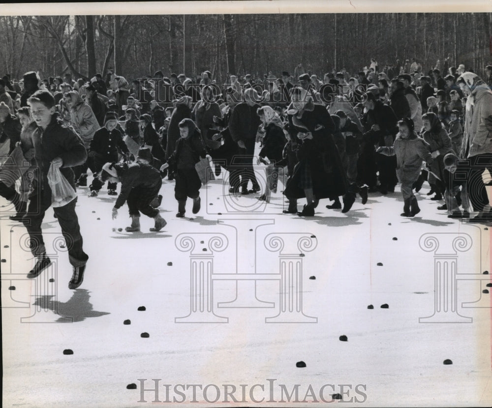 1959 Press Photo Easter Egg Hunt at McGovern Park, Milwaukee - mja99279