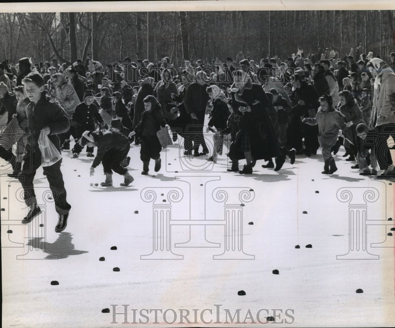 Load image into Gallery viewer, 1959 Press Photo Easter Egg Hunt at McGovern Park, Milwaukee - mja99279
