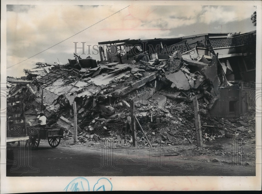 1973 Press Photo Debris of Apartment in Nicaragua After Earthquake - mja99288