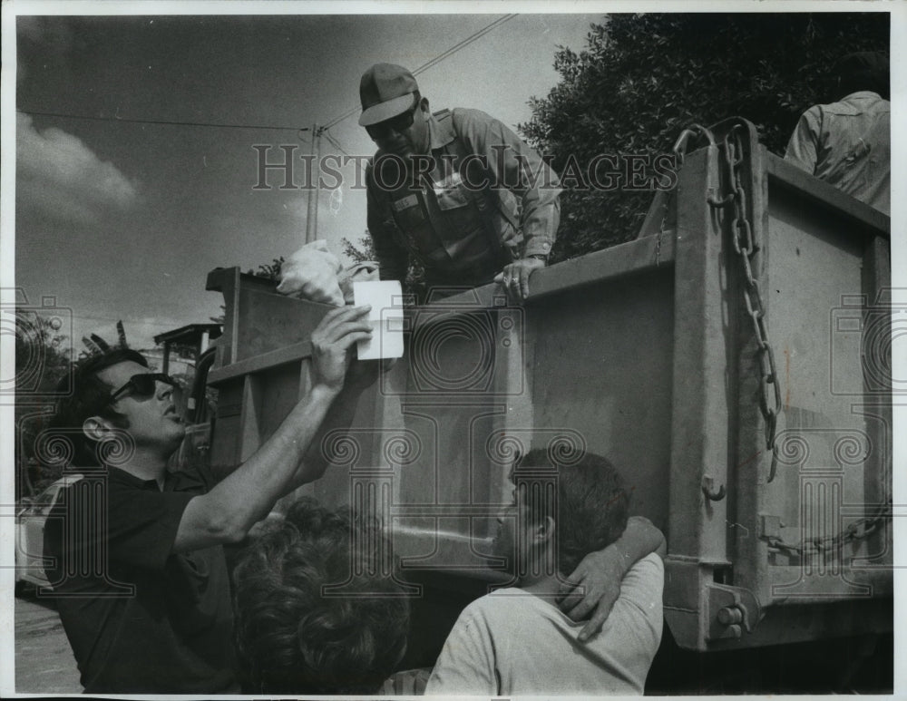 1973 Press Photo Volunteers distribute food and supplies after Managua quake