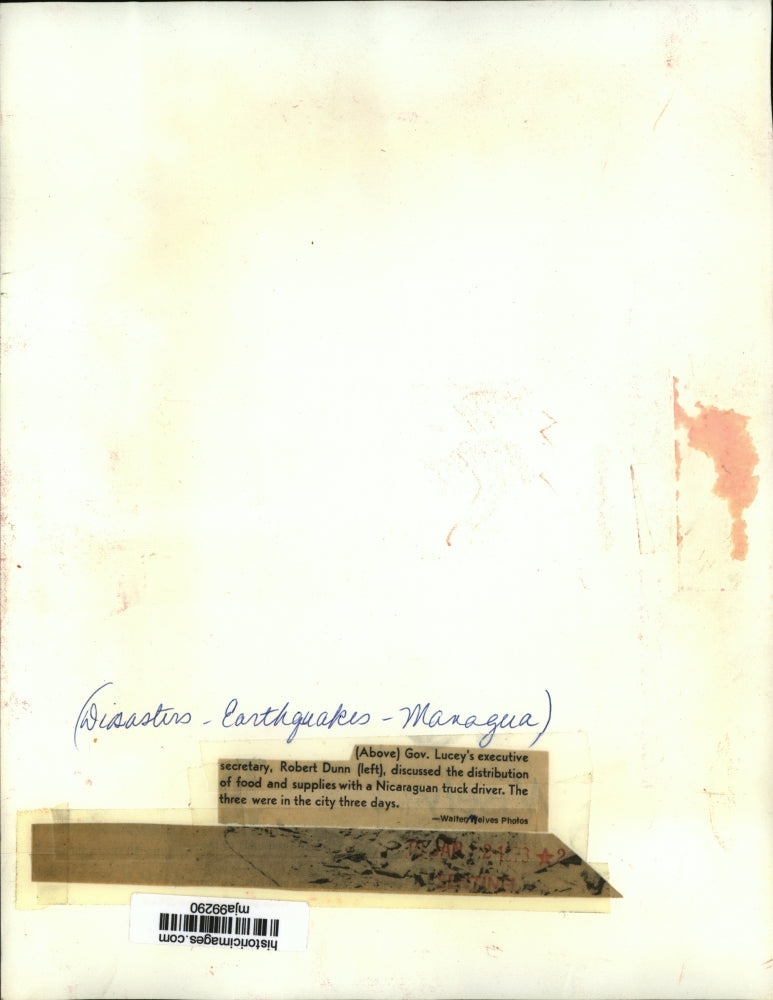 1973 Press Photo Volunteers distribute food and supplies after Managua quake