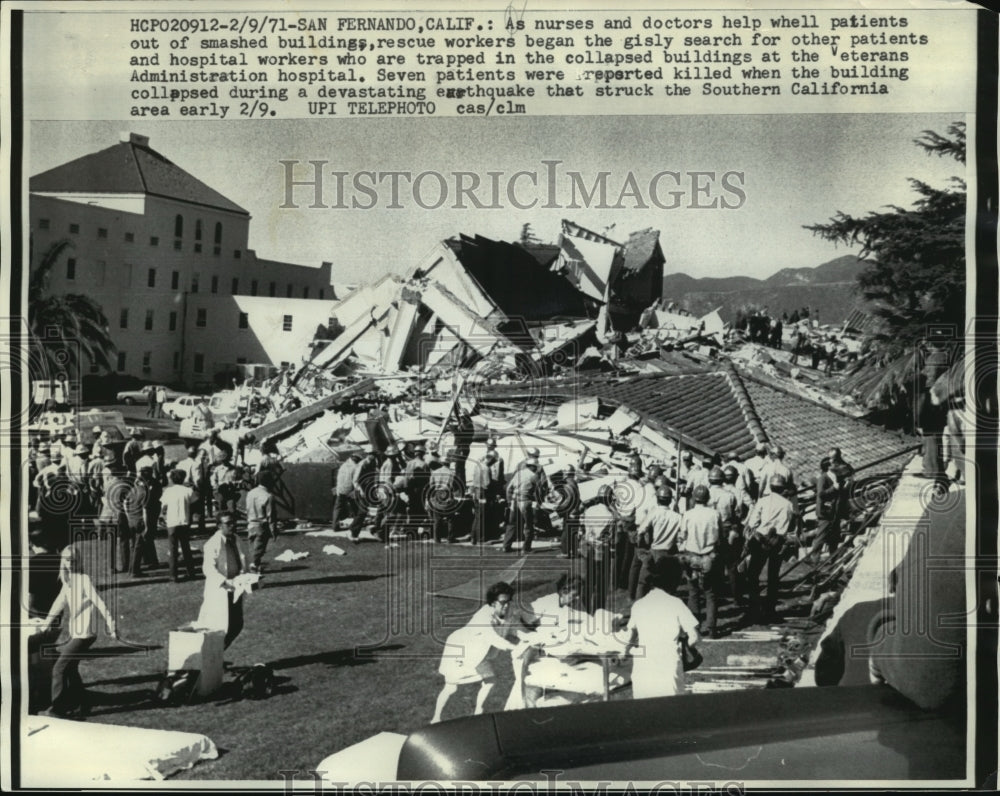 1971 Press Photo Medical staff rescue patients after an earthquake in California