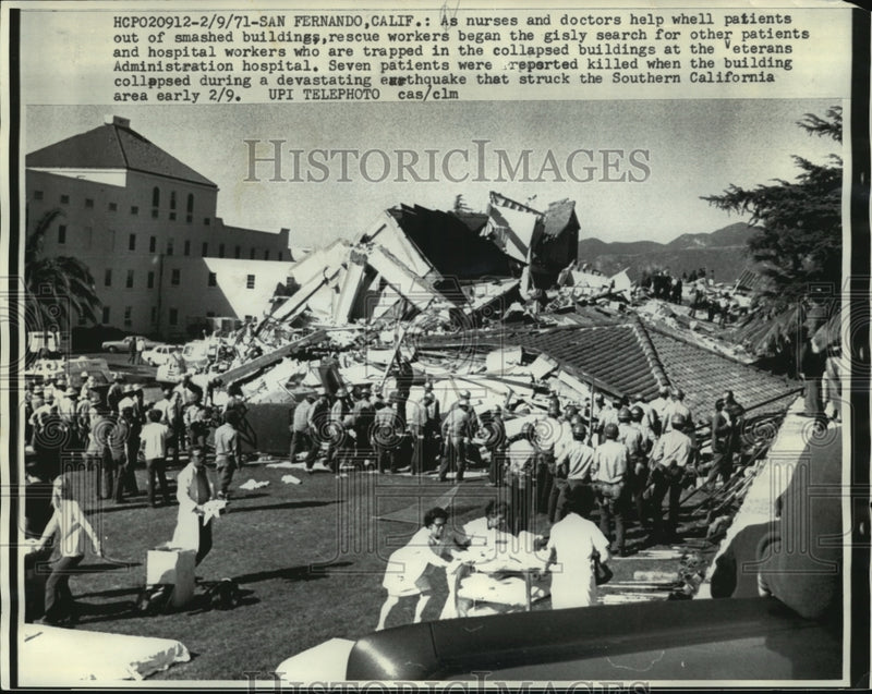 Load image into Gallery viewer, 1971 Press Photo Medical staff rescue patients after an earthquake in California
