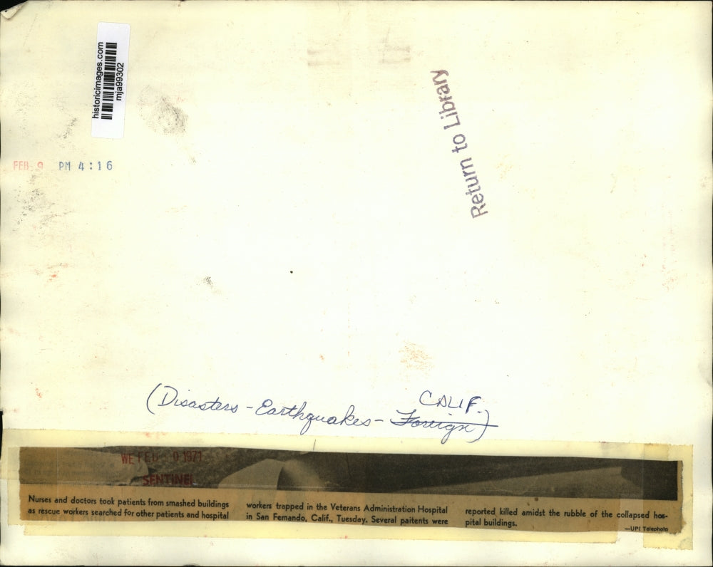 1971 Press Photo Medical staff rescue patients after an earthquake in California