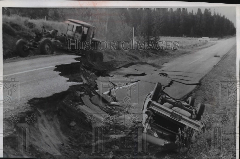 1959 Press Photo A Earthquake in Montana caused damage to a highway and car- Historic Images