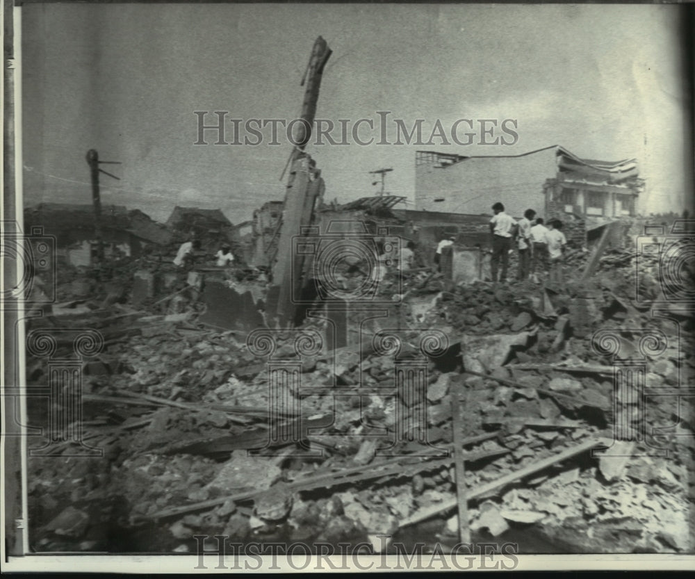 1972 Press Photo Managua residents pick through belongings after a Earthquake