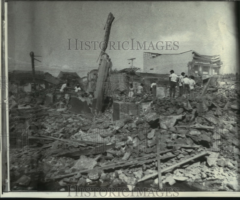 Load image into Gallery viewer, 1972 Press Photo Managua residents pick through belongings after a Earthquake
