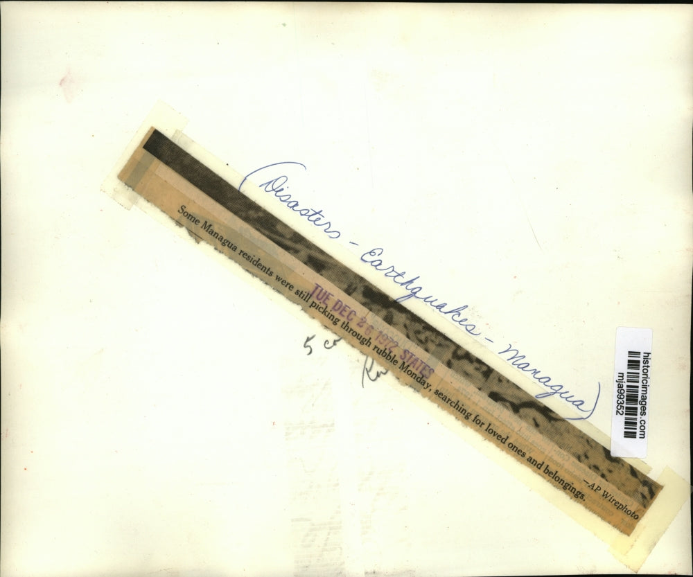 1972 Press Photo Managua residents pick through belongings after a Earthquake