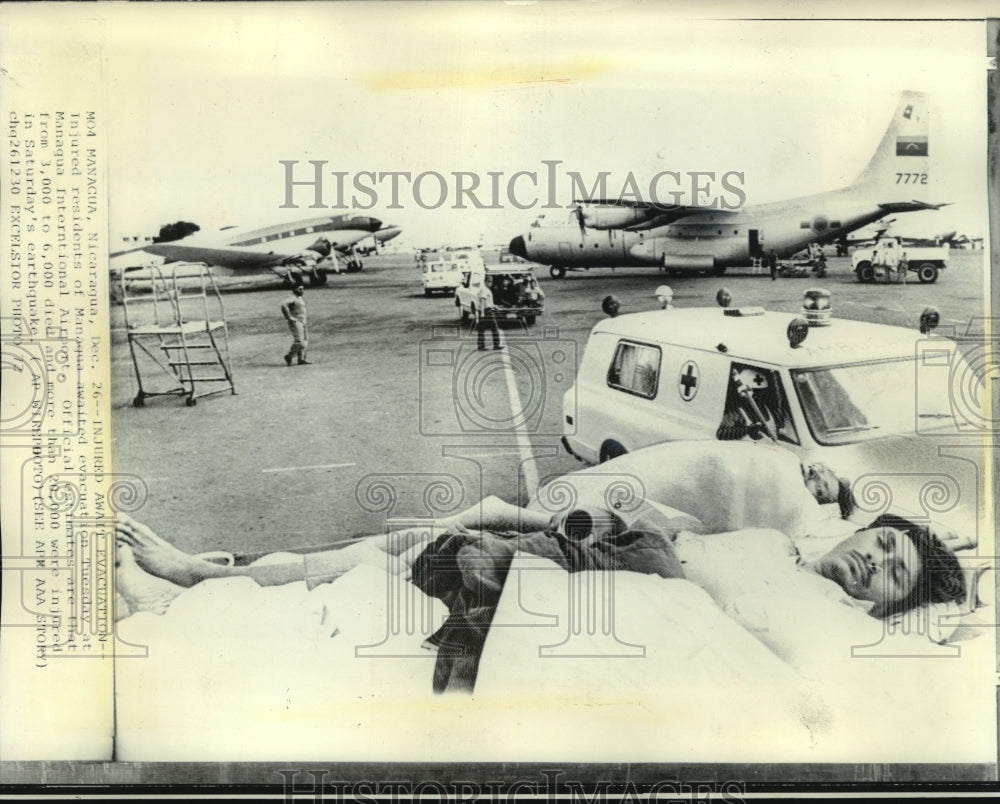 1972 Press Photo Injured Managua Residents Await Evacuation, Nicaragua