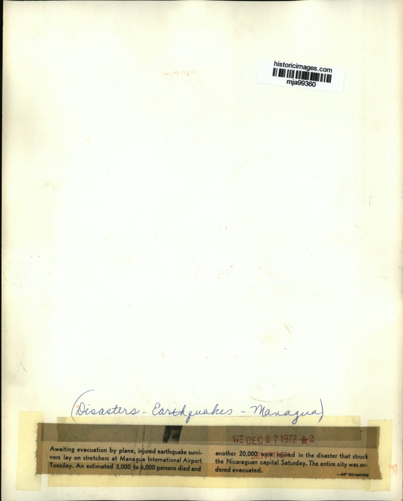 1972 Press Photo Injured Managua Residents Await Evacuation, Nicaragua