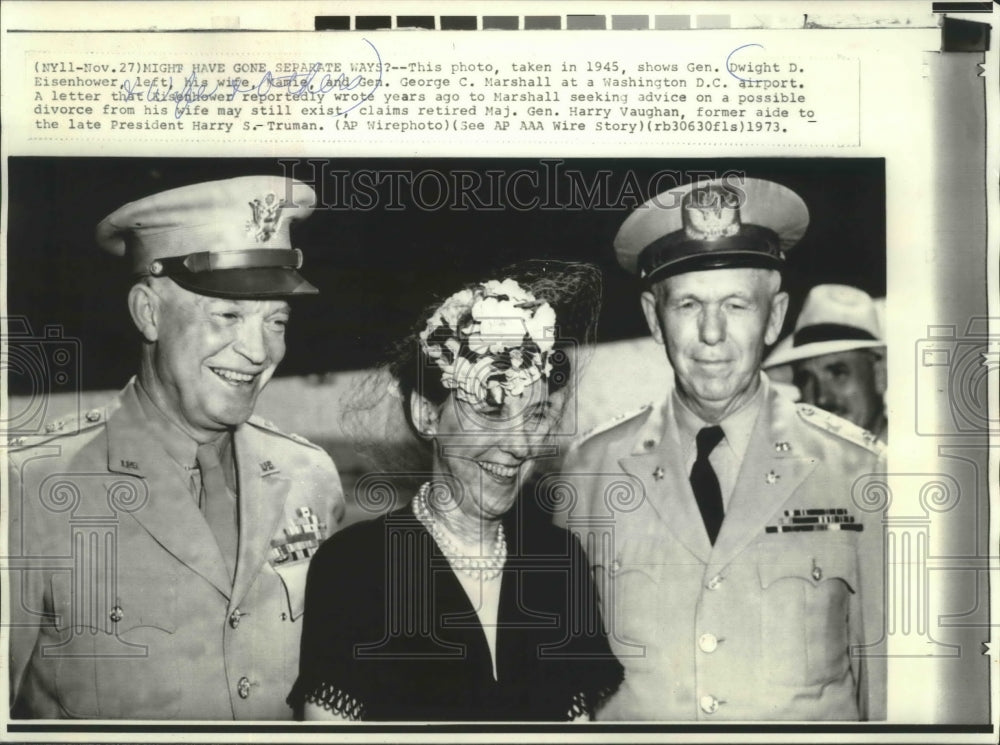 1973 Press Photo Washington D.C. airport, General Dwight D. Eisenhower and wife.