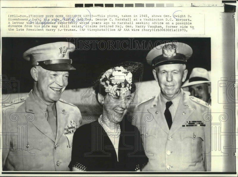 Load image into Gallery viewer, 1973 Press Photo Washington D.C. airport, General Dwight D. Eisenhower and wife.

